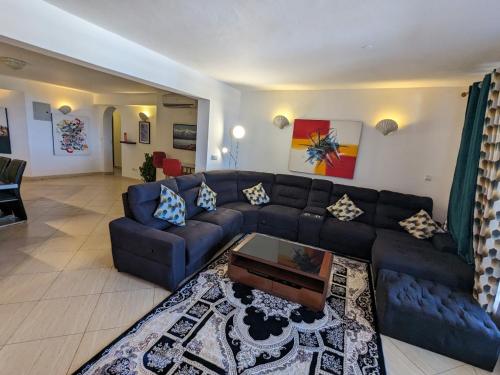 sala de estar con sofá azul y mesa en Lux Suites Lamera Beachfront Apartments, en Shanzu