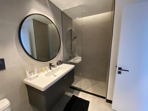 uma casa de banho com um lavatório e um espelho em Gennaro´s home at 15 Northside Business Bay em Dubai