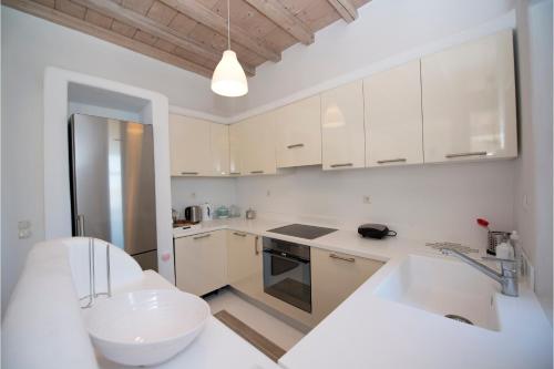 O bucătărie sau chicinetă la Luxury Mykonos Villa - 3 Bedrooms - Villa Verve - Stunning Sea Views - Agios Lazaros