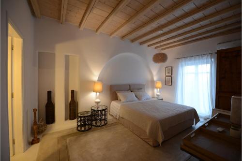 Un pat sau paturi într-o cameră la Luxury Mykonos Villa - 3 Bedrooms - Villa Verve - Stunning Sea Views - Agios Lazaros