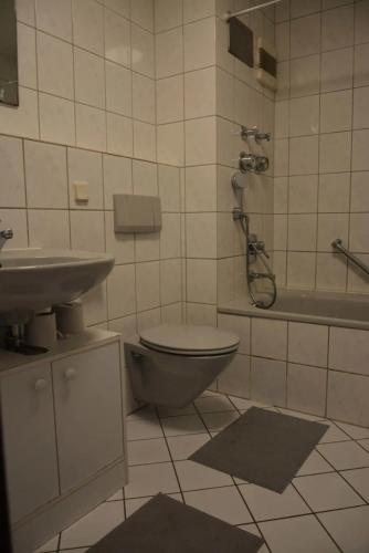 ein Badezimmer mit einem WC, einem Waschbecken und einer Badewanne in der Unterkunft ATRIUM - gemütliches Apartment BÜRGERMEISTER in Ludwigshafen am Rhein