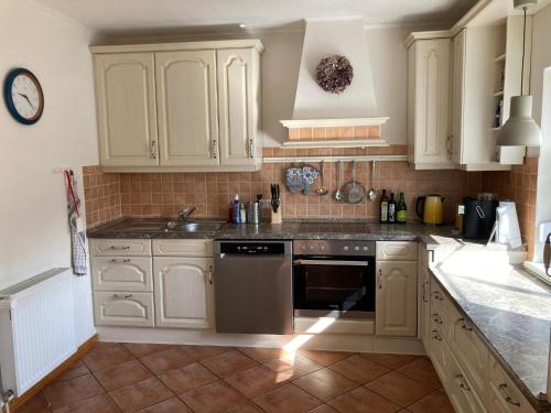 A kitchen or kitchenette at Gemütliches Haus - traumhafter großer Garten