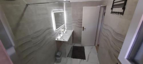 Bilik mandi di Apartments Katarina