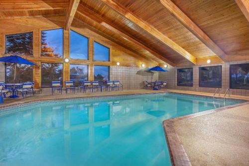 AmericInn by Wyndham Stillwaterの敷地内または近くにあるプール