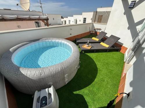 una piscina all'aperto sul tetto di un edificio di Villa Buenavistas ad Adeje