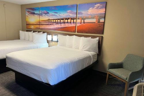 Postel nebo postele na pokoji v ubytování Days Inn by Wyndham Monroe NC