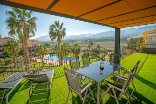 Una mesa y sillas en un balcón con vista. en Sunstay House Sol Andalusi Alhaurin, en Alhaurín de la Torre