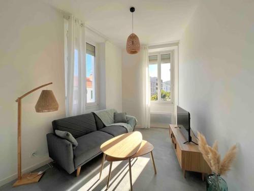 un salon avec un canapé et une table dans l'établissement « Le Sun » logement cosy, 4 pers gare de Hyères, à Hyères