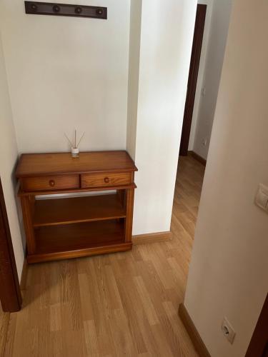 um corredor com uma cómoda de madeira num quarto em Apartamentos Fele2 em Felechosa