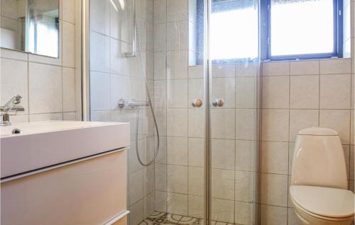 y baño con ducha, aseo y lavamanos. en Stunning Home In Humble With 3 Bedrooms, Sauna And Wifi, en Humble