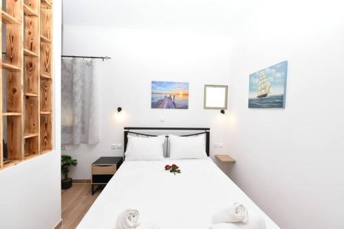 Ένα ή περισσότερα κρεβάτια σε δωμάτιο στο A comfy studio with hot tub