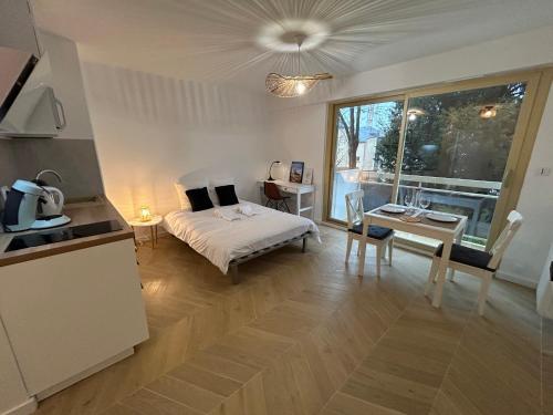 un salon avec un lit et une table dans l'établissement Studio L'échappée avec lit double et parking sous-sol privatif, à Chartres