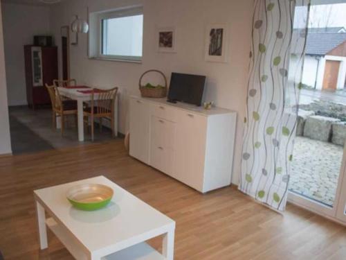 een woonkamer met een tafel en een eetkamer bij Ferienwohnung Huber in Markdorf