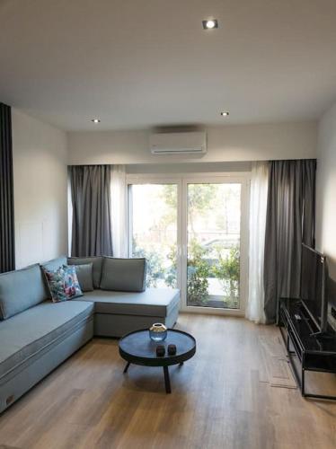 Posezení v ubytování Azalea Suite - 5 min drive to Piraeus Port
