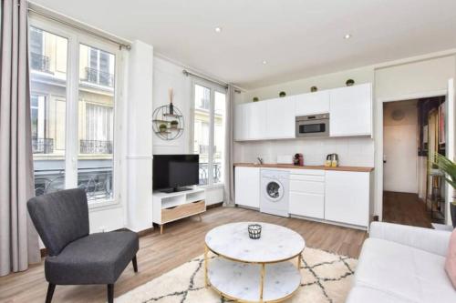 un salon avec un canapé et une table dans l'établissement Cosy Apt. 4People - Montorgueil, à Paris