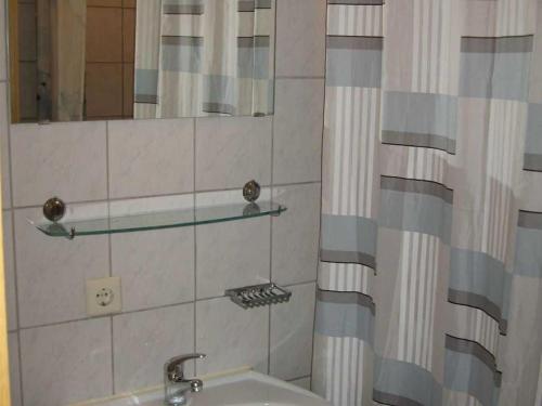 baño con lavabo y cortina de ducha en Haus Sprißler, en Markdorf