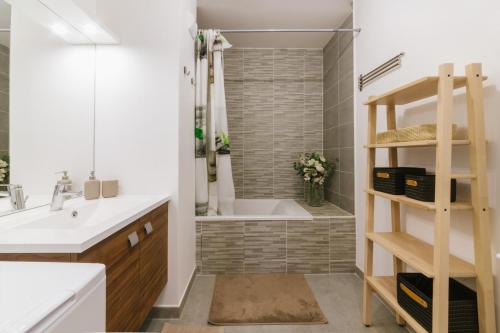 Koupelna v ubytování Le Jardinet - parking gratuit dans la résidence - Jardin ensoleillé