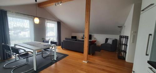 un soggiorno con tavolo e divano di Apartment Strawberry a Bermatingen