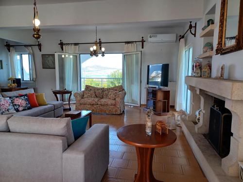 Ruang duduk di Casa Dastele remarkable seaview 5' from the sea