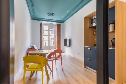 Un comedor con una mesa y sillas en una habitación. en Siete Monos, en Madrid