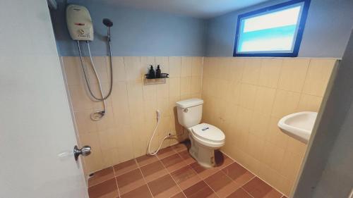 a bathroom with a shower and a toilet and a sink at อิงน้ำท่าจีน (ท่าจีนรีสอร์ท) in Suphan Buri