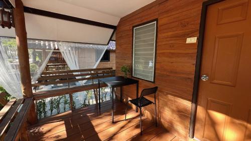 - un balcon d'une maison avec une table et des chaises dans l'établissement อิงน้ำท่าจีน (ท่าจีนรีสอร์ท), à Suphanburi