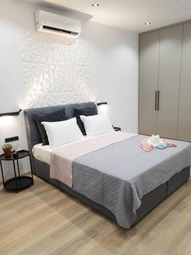 Postel nebo postele na pokoji v ubytování Dahlia Suite - 5 min drive to Piraeus Port