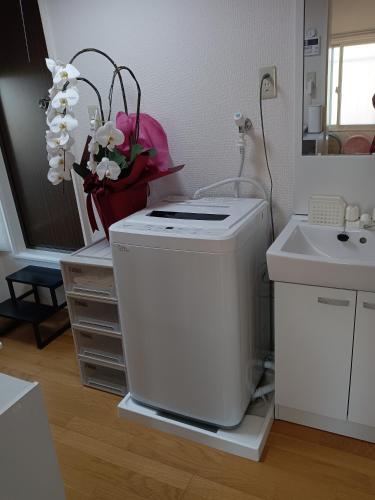 a washing machine in a bathroom with a sink at Tokyo downtown牡丹莊 in Tokyo