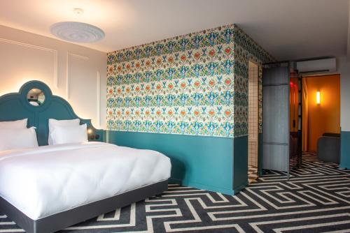 Una cama o camas en una habitación de LABE Hôtel Tours Centre Gare