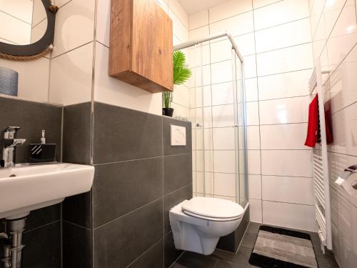 a bathroom with a toilet and a sink at Serviceroom24 - Apartment 1 in Recklinghausen Hoch WLAN - Smart-TV - 24-7 Check-in und Küche in Recklinghausen