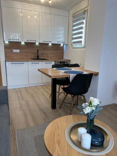 Una cocina o cocineta en Apartman Mona