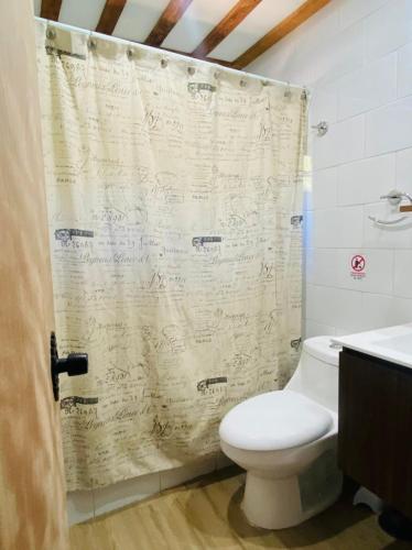 Ένα μπάνιο στο Cabañas con tinajas calientes en Parque Guaiquivilo