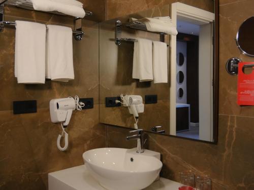 Koupelna v ubytování Ramada Hotel & Suites by Wyndham Erbil 32 Park