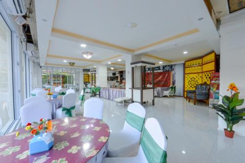 a banquet hall with a table and chairs in a room at OYO 2487 Sampurna Jaya Hotel in Tanjung Pinang 