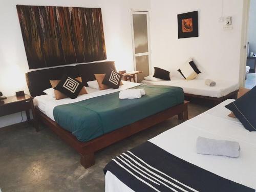 Una cama o camas en una habitación de Highbury Colombo