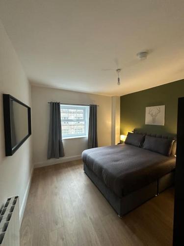 ダブリンにあるCentral & Spacious Centre Aptのベッドルーム(大型ベッド1台、窓付)
