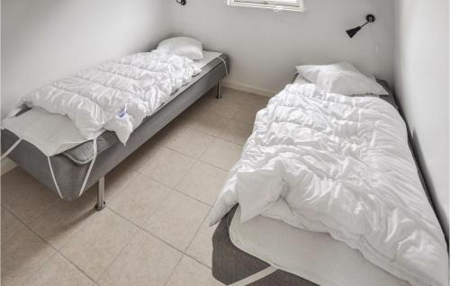 En eller flere senge i et værelse på Stunning Home In Augustenborg With Sauna