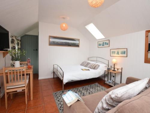 Egloskerryにある1 bed property in Crackington Haven 36500のリビングルーム(ベッド1台、ソファ付)