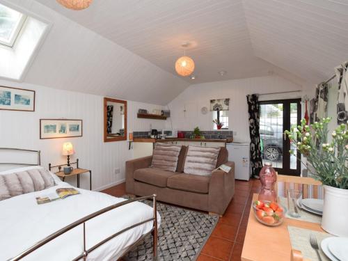 1 dormitorio con 1 cama y sala de estar en 1 bed property in Crackington Haven 36500, en Egloskerry