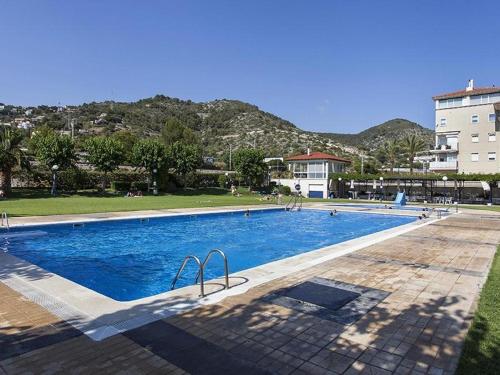 einem großen Pool vor einem Gebäude in der Unterkunft Apartment by the Sea by Hello Homes Sitges in Sitges