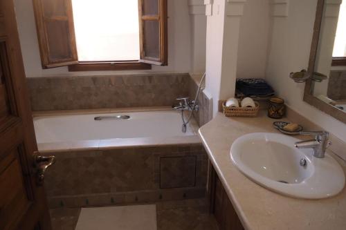 y baño con lavabo y bañera. en Éden Rouge Marrakech en Marrakech