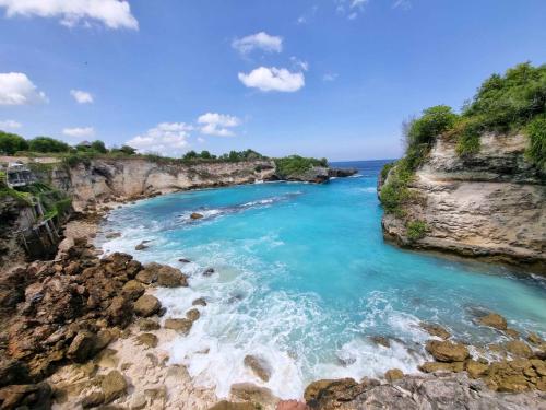 a view of the ocean from a cliff at Best Choice Nusa Lembongan in Nusa Lembongan