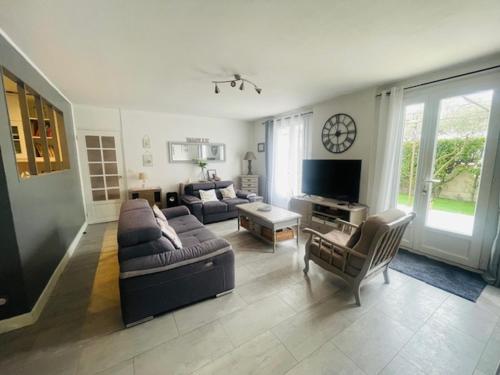 un salon avec un canapé et une télévision dans l'établissement Maison climatisé au coeur de la Provence, à Châteaurenard