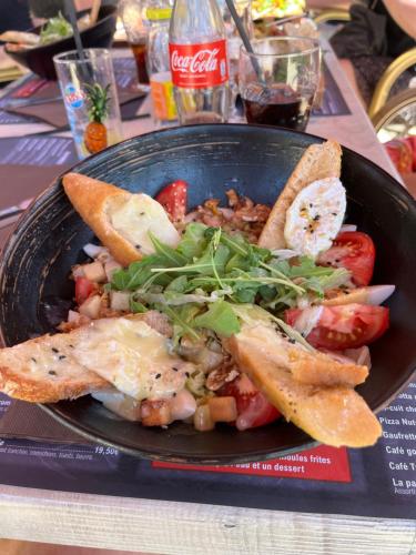 une assiette de nourriture avec du pain et des légumes sur une table dans l'établissement Camping Le Soleil de la Méditerranée - Roan, à Saint-Cyprien