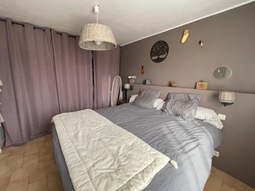 une chambre avec un grand lit dans une pièce dans l'établissement Maison climatisé au coeur de la Provence, à Châteaurenard