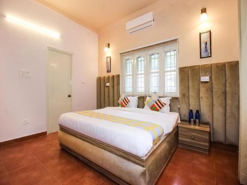 een slaapkamer met een groot bed in een kamer bij Elite And Modern Stay in Dehradun