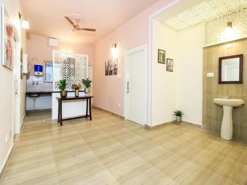 een kamer met een hal met een tafel en een plafond bij Elite And Modern Stay in Dehradun
