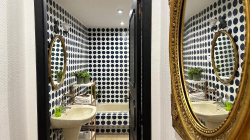 a bathroom with two sinks and a mirror at Maison Terrasse Doña Irma in Cambados
