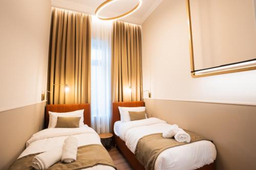 una camera d'albergo con due letti e asciugamani di Oikia Classic House a Kavala