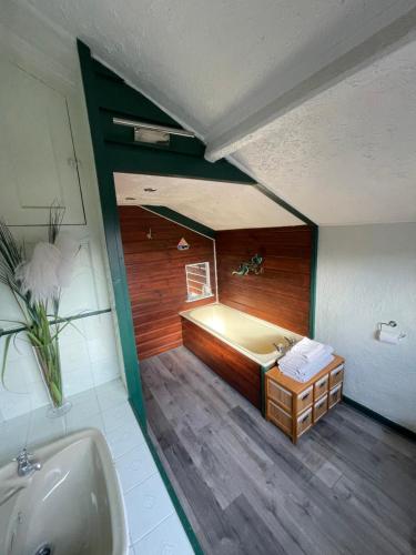 ein Badezimmer mit einer Badewanne und einem Waschbecken in der Unterkunft Lovely 2-Bed Apartment in the very Centre of March in March